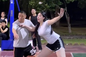 左右夹击依然游刃有余 肘子姐这突破势不可挡啊！！