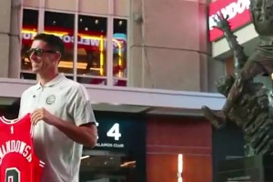 听说公牛缺个中锋？莱万造访公牛，与球迷合影+获赠9号球衣