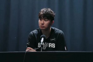 库里师弟的偶像竟然是汤普森？一分钟听懂李贤重采访