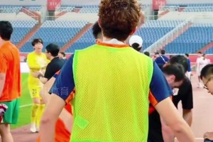 不忘队友情！宋龙赛后到泰山队替补席与老队友寒暄