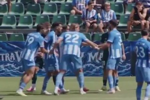 西三联赛惊现神仙定位球！球员围成一圈跳手绢舞就把球进啦！⚽