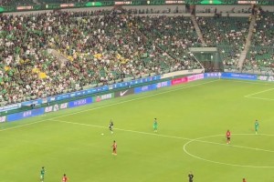 急啊！实拍：国安门将侯森比赛中带球越过中线起长传发动进攻