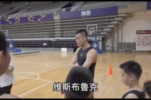 总得站出啦！郭艾伦：库里知道吧？我们打美国队，害怕也得上！