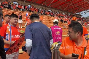 山东泰山队球迷开放日！唐田与球迷互动，获封“发布会之王”