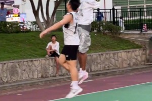 篮球场的独臂少年来了 可能连上帝都惧怕完整的他吧！！