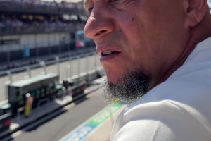老男孩！卡洛斯搞笑模仿观众看F1时的真实状态