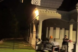 谁说我不会投三分？奥尼尔展示坐着投进去三分球