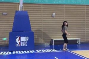 就小姐姐这球技，光脚也能打赢不少吧友吧？
