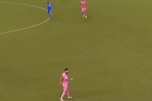 别吵了看我表演！梅西前脚与对手主帅较劲，后脚秒进球打脸！⚽