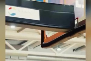 老詹是真爱打高尔夫！面对模拟器 也得认真练习挥杆