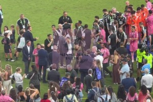 夺冠大戏变对峙现场！梅西多次找美职联高层，火药味有点浓！⚽
