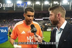 领奖时刻！梅西上台领取最佳球员奖，小老头是真的开心呀~