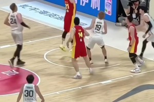 球迷实拍：中国男篮简单球连续3次打不进！太伤士气了！