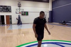 来看看NBA投篮训练师什么水平这投篮确实够准