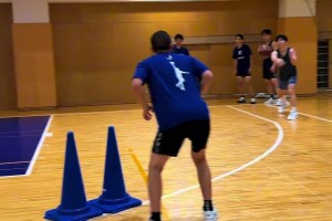 态度决定一切？日本篮球青训视频！双脚停下阅读协防进攻