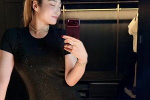 展示好身材，李梦这大体格子穿上小黑裙还是不错的