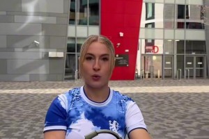 遭打脸！赛前切尔西女球迷中指嘲讽布伦特福德