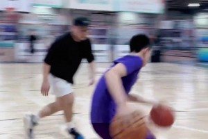 这基本功太扎实男篮国青后卫张宇辰持双球突破训练~