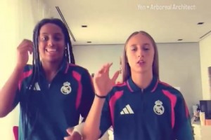 气氛组已上线！姆巴佩拉着迪奥曼德边走边聊，脸上笑容藏不住⚽