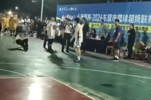 这赔偿怕是要很大了！白衣男大脚踹篮球 砸中裁判脸倒地后脑着地