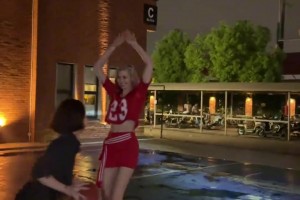 商务篮球？！一位国外女郎在上海打1v1 一看就是有底子！