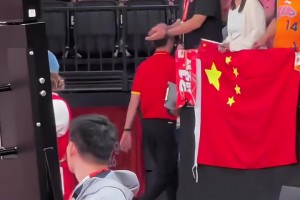 中国男篮负伊朗 教练团队快速离场球员还在场上致敬全场球迷