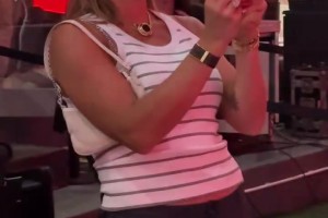 大牌球迷！欢迎萨巴伦卡来到圣西罗~