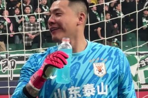 打是亲骂是爱！来看王大雷与工体国安北看台对飙名场面