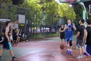 小姐姐这三分确实准啊~连续投进两个三分球