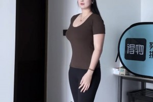 这你能防得住吗？182的沁纯晒球场打球视频 这投篮还挺准~