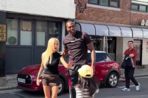 很受欢迎啊~魔兽去韩国玩，还有一位金发美女网红陪逛街~
