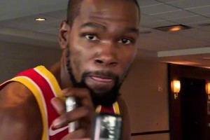 毫无疑问的NBA气质第一人！杜兰特爆笑模仿泰森拳击动作