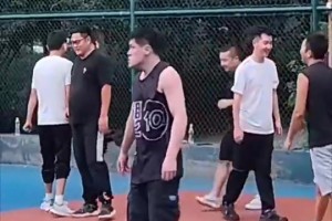 哈哈哈，这哥们盖完帽后，实在满场找女生吗？