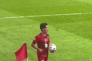 小钢炮身材！场边视角：居莱尔找场边要水！