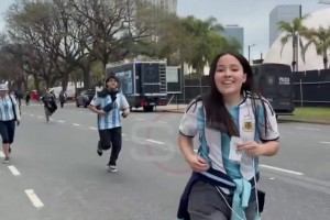 感受这股狂热！纪念碑球场开放入场，球迷争先恐后狂奔入场