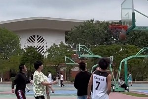 卧槽，这单手抓球戏耍防守！哥们，你乔丹啊？