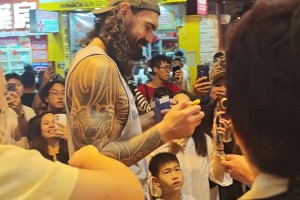 高出人群一大截！火箭队现身澳门街头 球迷近距离遇见海王