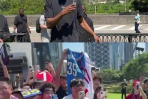 小帅在澳门的人气真高啊！杜兰特给粉丝签名，粉丝大喊“我爱你”