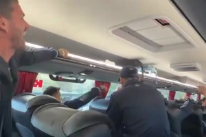 千言万语！通向谢幕战的巴士上，队友们高歌挽留梅西！