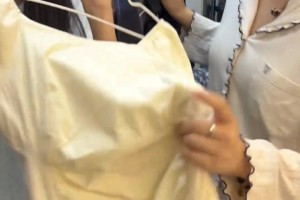 校园女大学生的纯纯恋爱！在篮球场上手把手教学如何投篮
