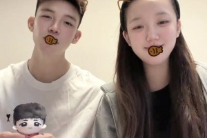 王钰栋姐姐：偷弟弟的牌拍一下