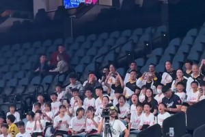 人气不俗！杜兰特投篮命中引发阵阵欢呼 随后为孩子们签名