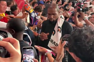 人气极高！杜兰特为场边大批球迷签名