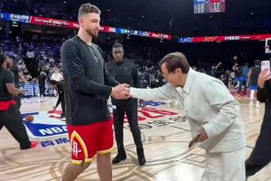 星中之星！火箭众将纷纷和成龙大哥进行合影