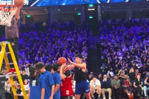 这扣篮确实炸裂！陈登星飞跃数人+扣双球