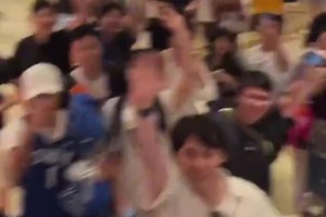 这人气不低啊！莱夫利晒视频与球迷一起自拍