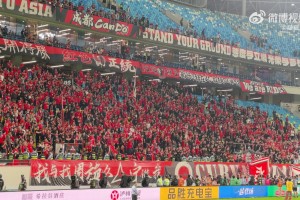 不满本场提前夺冠梦碎！现场成都球迷高喊让主教练出来