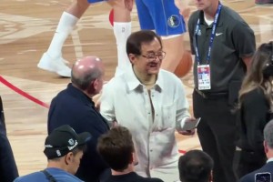 台上巨星台下平易近人！成龙大哥一直很亲和 满足球员合影