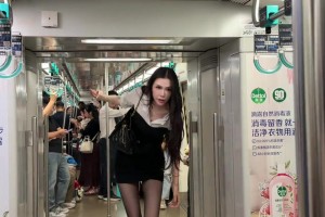 姐姐太飒啦 在地铁遇到2米高的“诺姐”你敢上去打招呼吗？