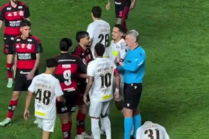 老弟你怎么回事？内马尔穿裆帕奎塔后，又被帕奎塔铲倒